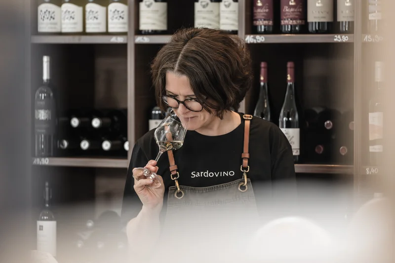 Carolin Corongiu, Diplom-Sommelierin und WSET Certified Educator bei SardoVINO Ludwigsburg